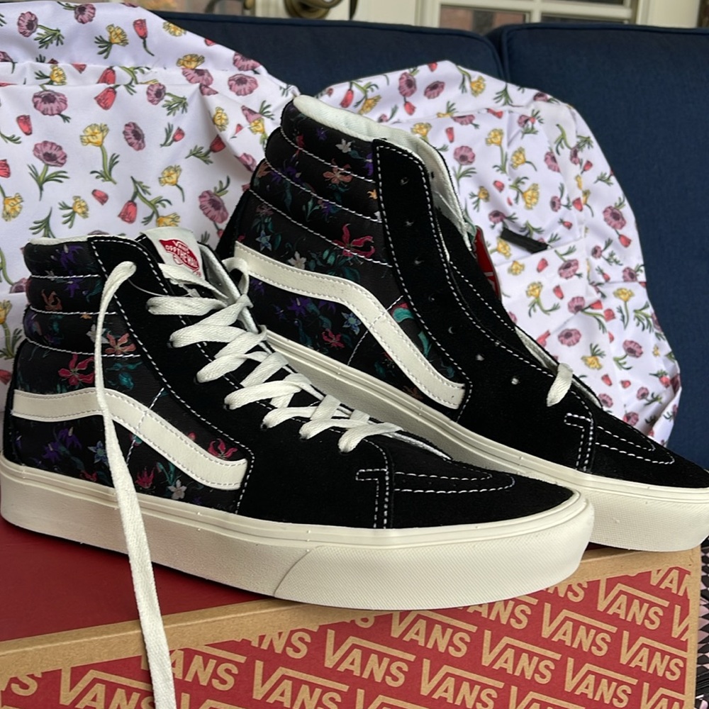 Vans • WMNS Comfycush Sks-
Fatal Floral Black
VN0AZTNOBLK
Sneakers - Picture 6 of 16
